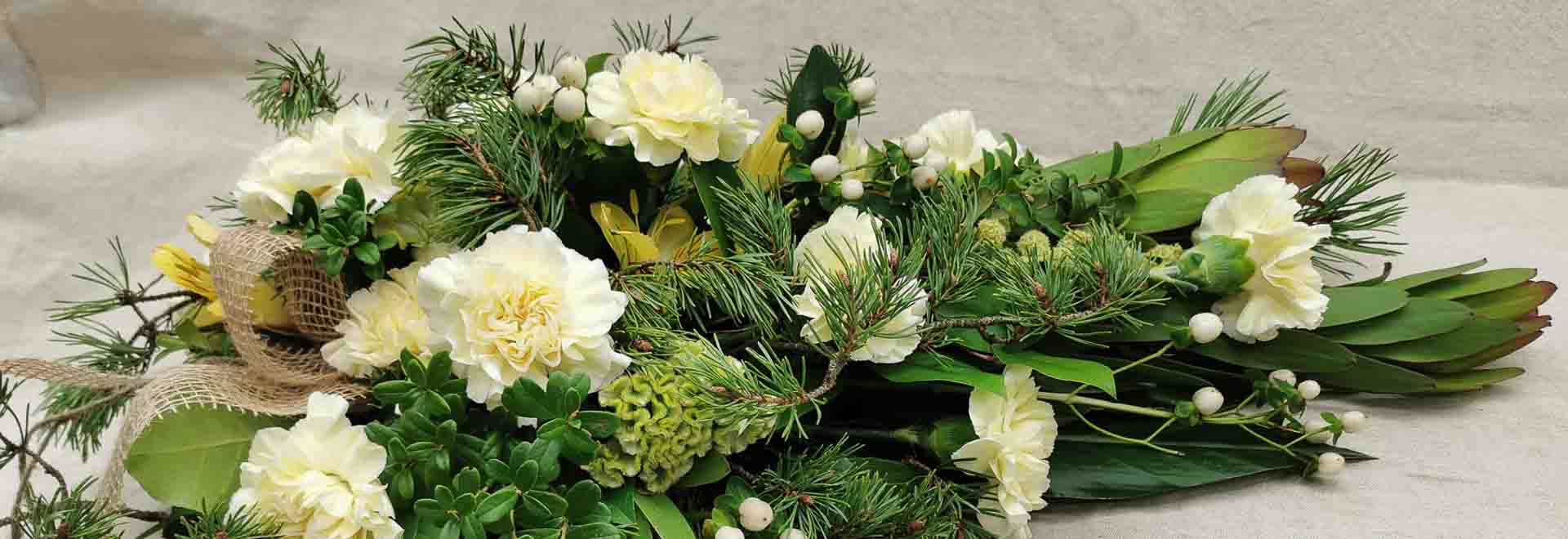 Hautakimppu vai kukkalaite - mitä kukkia viedä hautajaisiin? Olemme koonneet yhteen tietoa kukkien viemisestä hautajaisiin.