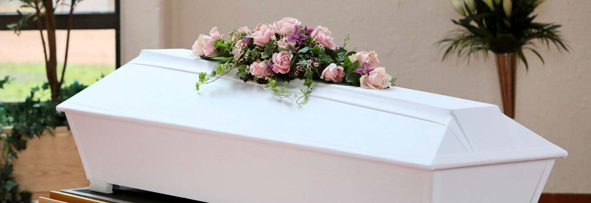 Mitä hautajaisissa tapahtuu? Lue infopakettimme hautajaisiin osallistuvalle.