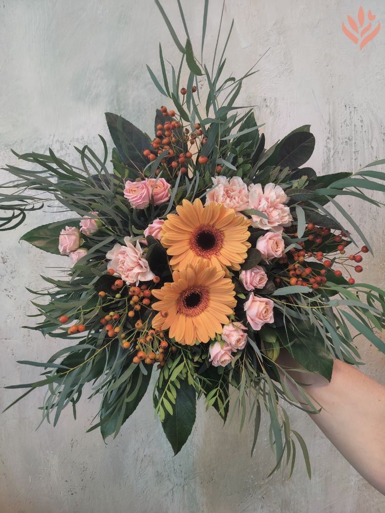 Oranssi gerbera hautajaiskimpussa.